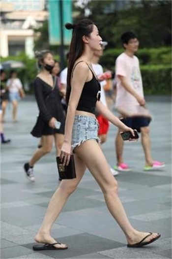 在卫生巾里尿裤子了