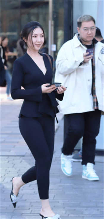 吃奶性插图美女动态图