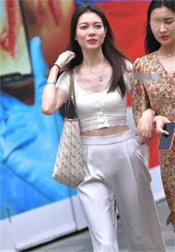 爱婷哥吃瓜取水