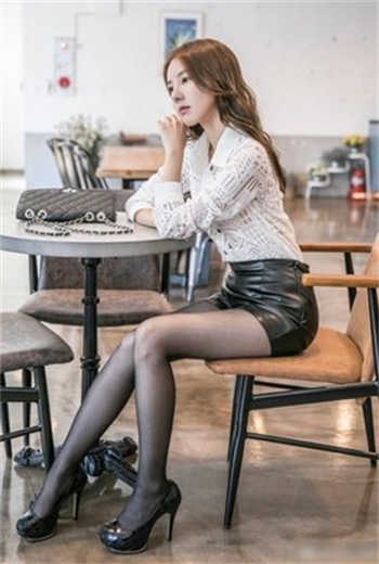 东方明珠女销售阳台门