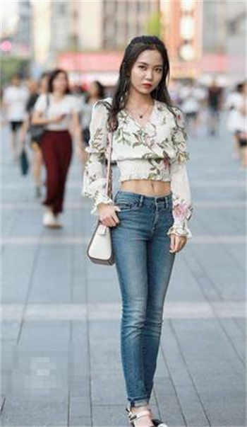 漂亮的商场女服务员