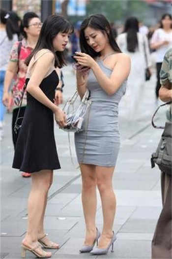 抖音有一个穿牛仔裤的女的